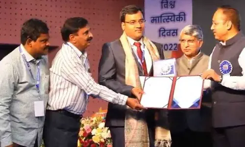 Nellore District Collector KVN Chakradhar Babu receiving ‘Best Marine District’ award from Jatindranath Swain, secretary of the Central fisheries and animal husbandry department at Daman on Monday