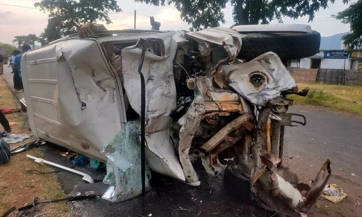 Six killed in a road mishap in Chinturu