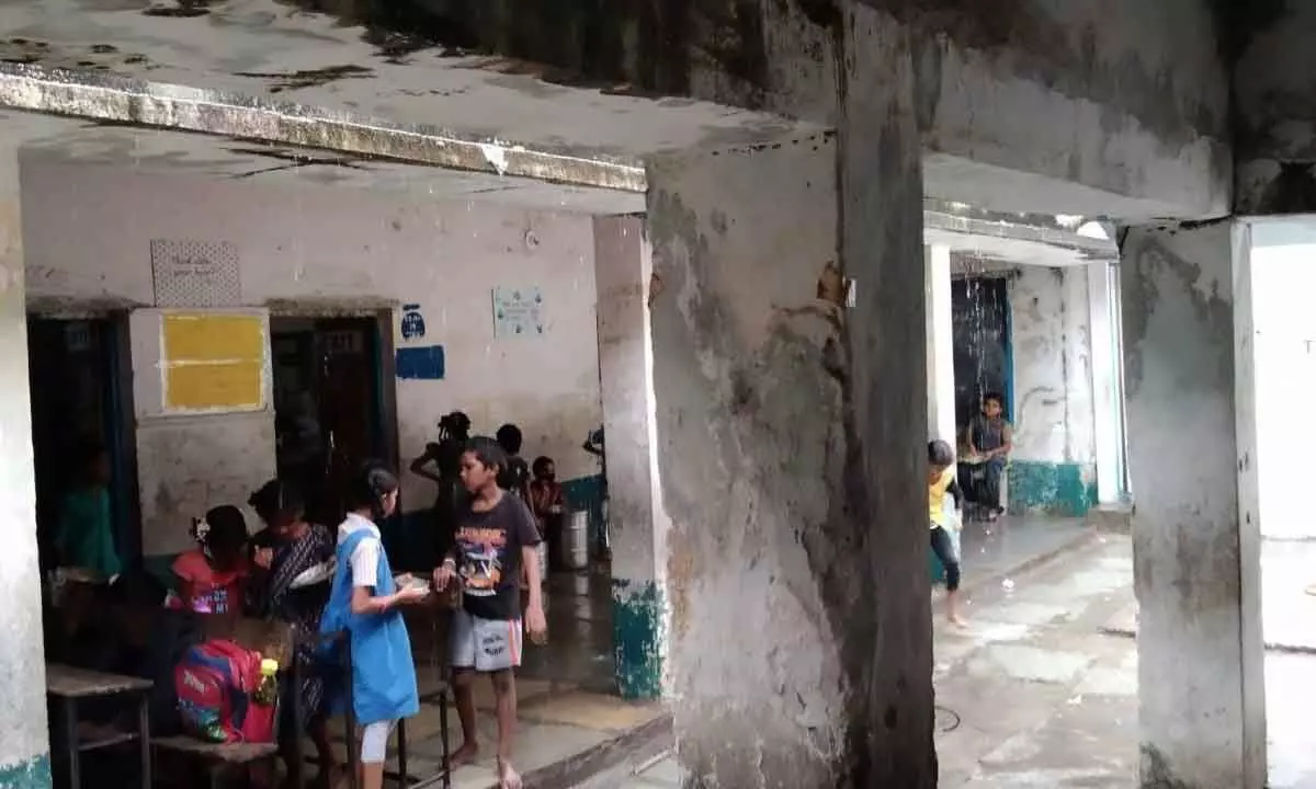 Hyderabad: Govt school puts students in peril