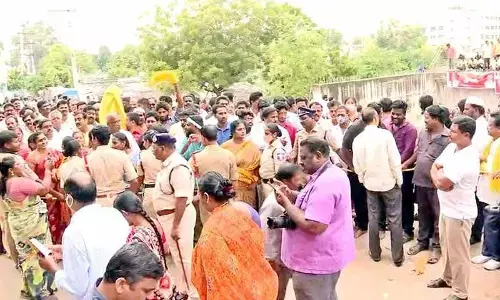Tension triggers at Yanamalakuduru over clash between TDP and YSRCP