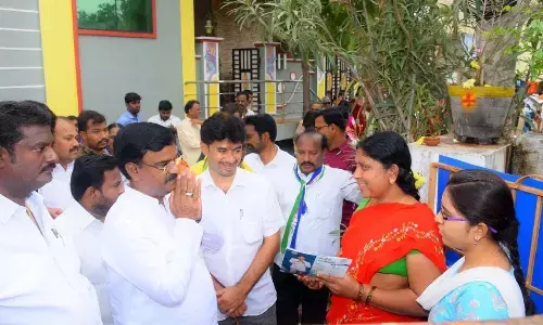 Deputy Chief Minister Amzath Basha greeting women during ‘Gadapa Gadapaku Mana Prabhutvam’ programme at the 11th division in Kadapa on Tuesday