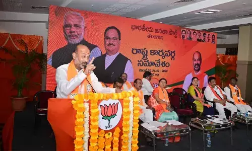 SIT notice to BL Santosh KCRs conspiracy, charges Bandi