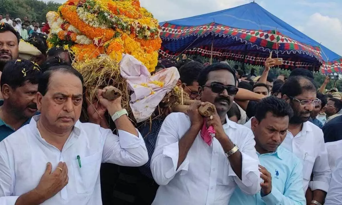 Ministers Indrakaran Reddy and Puvvada Ajay Kumar participating in funeral process of FRO Srinivas in his native village Earlapudi village under Raghunadhapalem mandal in Khammam district on Wednesday