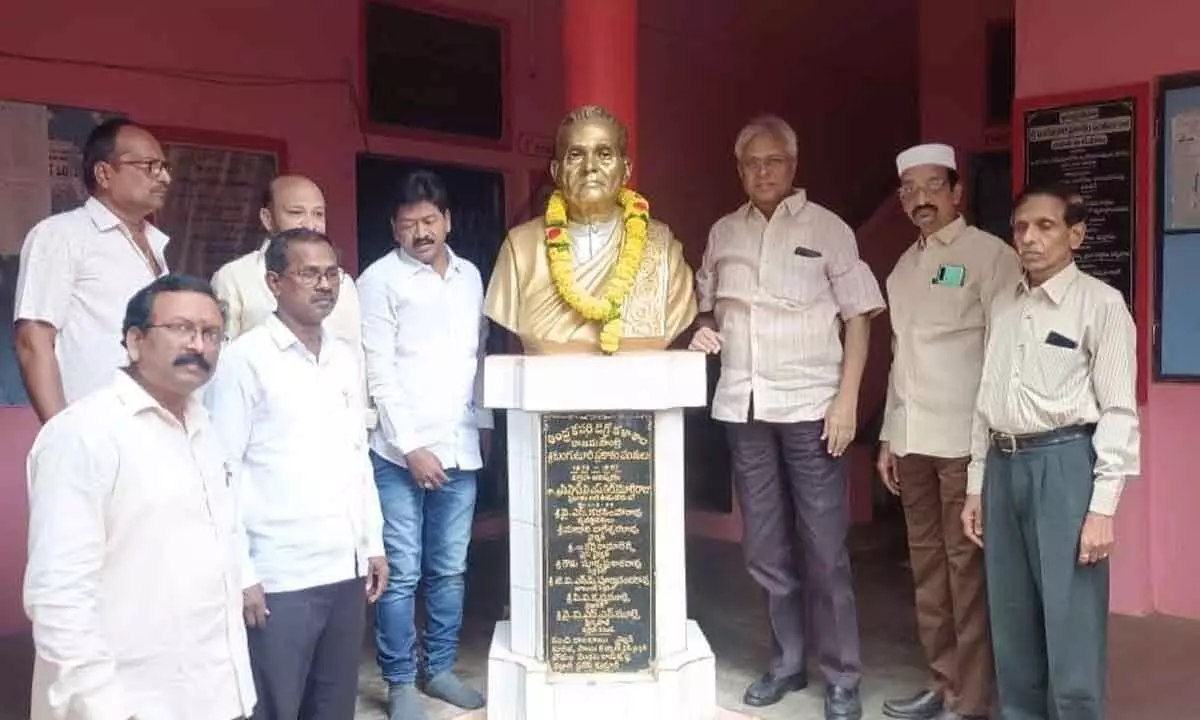 Former MP Vundavalli Arun Kumar, College Governing Body Chairman Sheik Asadullah Ahmed and others paying tributes to Tanguturi Prakasam Pantulu at AKC College in Rajamahendravaram on Thursday