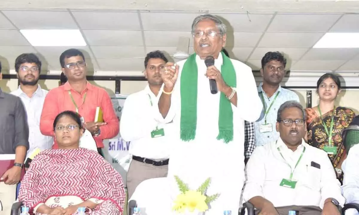Agriculture mission vice chairman MVS Nagireddy addressing the farmers in Parvathipuram on Saturday