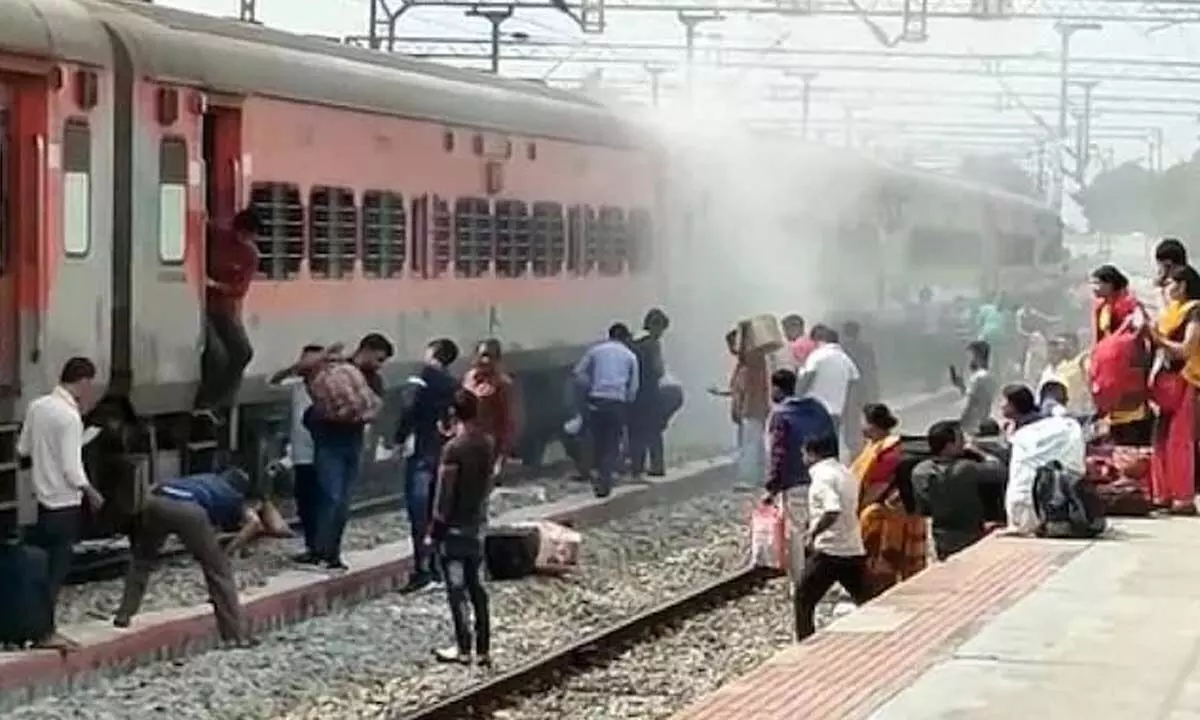 Fire breaks out on Bangalore, Howrah Express at Chittoor