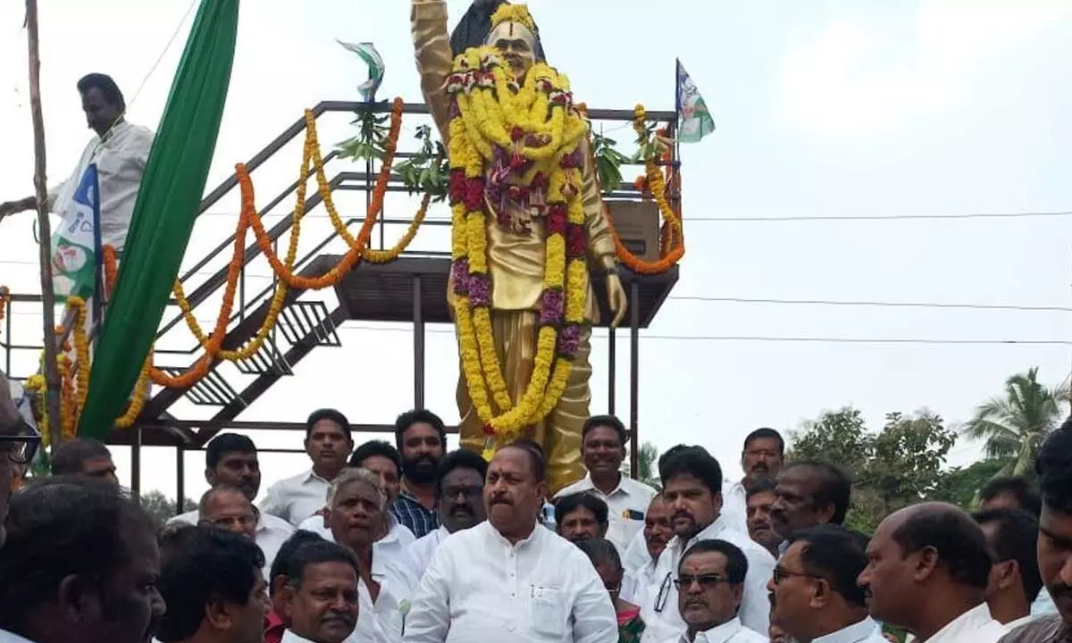 Endowments Minister Kottu Satyanarayana unveiling the statue of former CM YS Rajasekhara Reddy in Tadepalligudem on Sunday