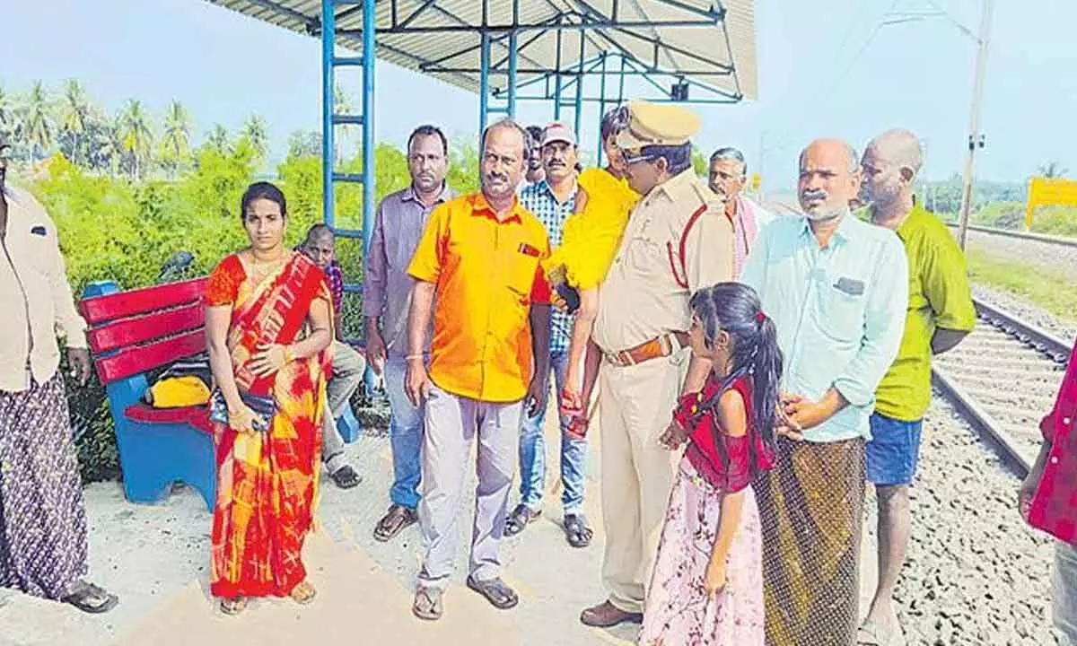 Married woman with children rescued by trackman while committing suicide in Kakinada
