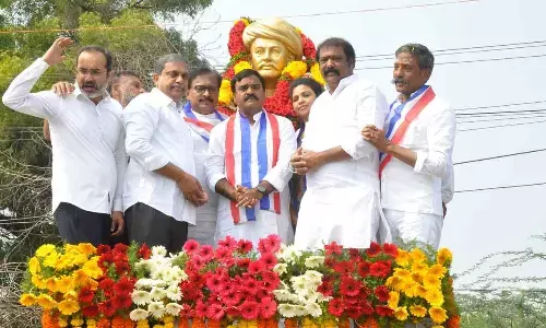 Deputy Chief Minister Amzad Basha, government advisor Sajjala Ramakrishna Reddy, Minister for Labour Gummanur Jayaram and District Collector P Koteshwara Rao paying rich floral tributes at the statue of Mahatma Jyotiba Phule to mark his death anniversary at Birla gate circle in Kurnool on Monday