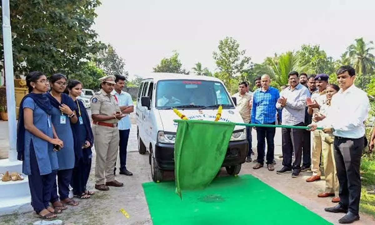 District Collector Ravi Pattanshetti flagging off the campaign vehicle of the Anakapalli district police in Anakapalli on Tuesday