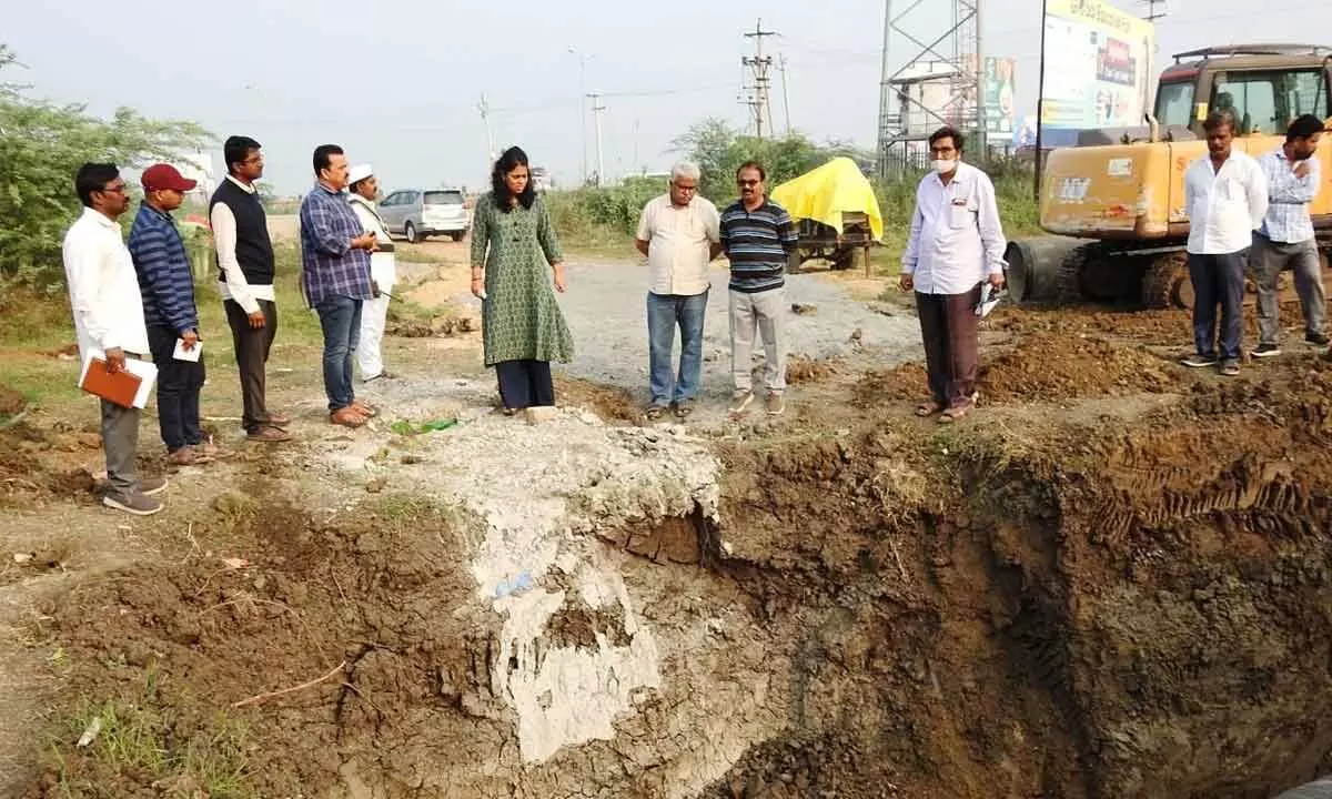 GMC Commissioner Keerthi Chekuri inspecting drinking water pipeline laying works at Gorantla in Guntur on Thursday
