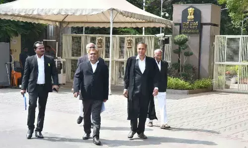 Vijayawada: Lawyers JAC meets Governor Biswabhusan over transfer of judges