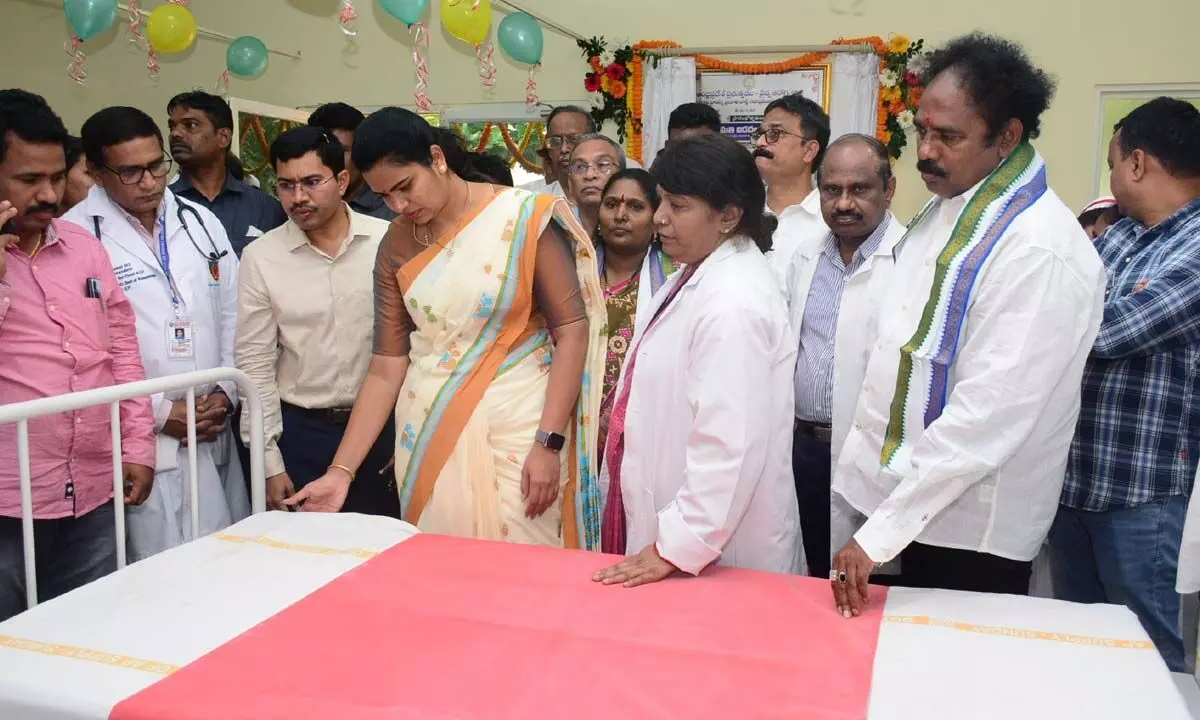 District in-charge and Minister for Medical and Health Vidadala Rajini examining the facilities at the Gosha Hospital in Visakhapatnam on Sunday