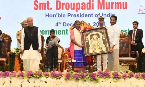 Chief Minister Y S Jagan Mohan Reddy felicitating President Droupadi Murmu at a civic reception in Vijayawada on Sunday.   Also seen from left AP High Court Chief Justice Prashant Kumar Mishra, Governor Biswabhushan Harichandan and Union Minister G Kishan Reddy