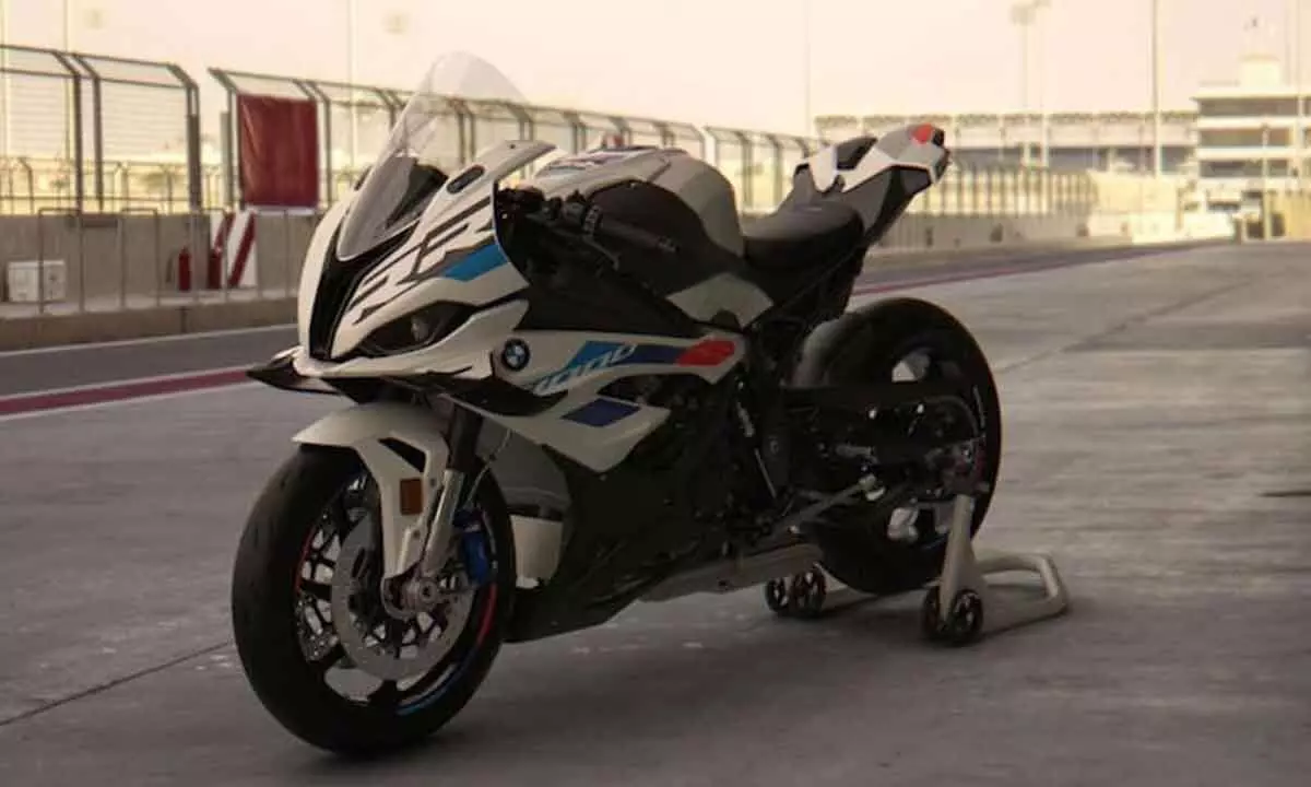 Talking about the design, the new BMW S 1000 R features winglet which are quite identical to M 1000 RR.