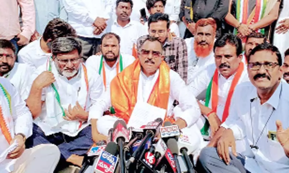 Congress stages protest, demand justice to farmers