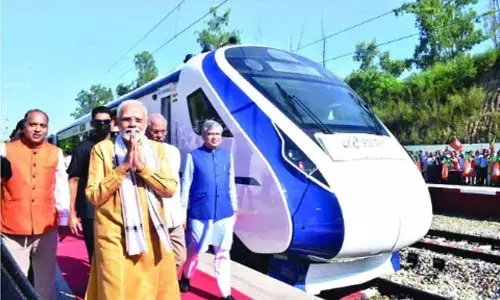 Modi flags off Vande Bharat Exp from Una Station