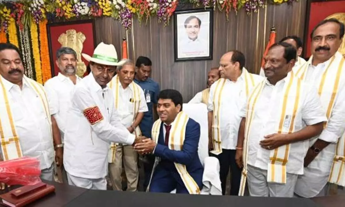 Chief Minister K Chandrashekar Rao congratulating district Collector G Ravi on the occasion of inauguration of new Collectorate in Jagtial on Wednesday