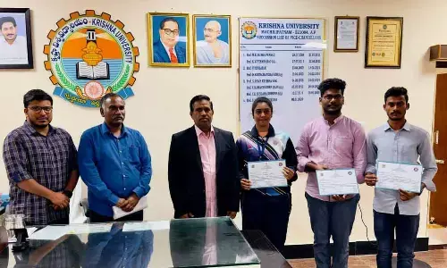 NSS students B Gopi, Kiran Kumar and Padma with university management