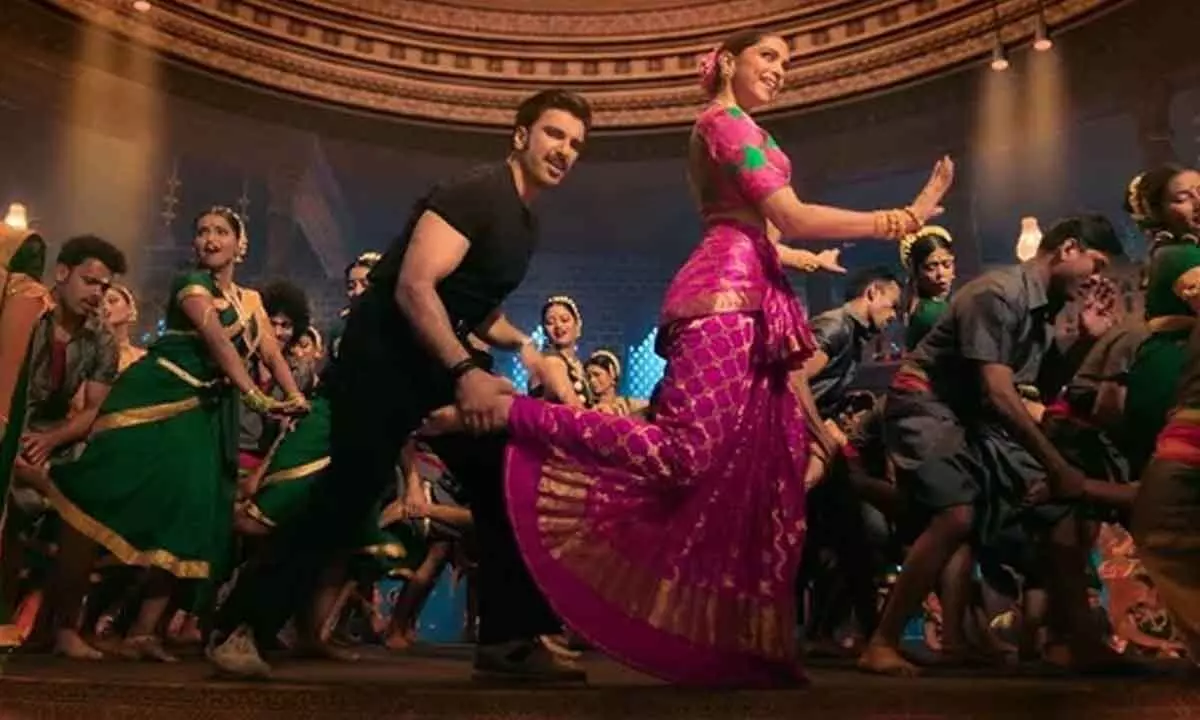 Ranveer Singh And Deepika Padukones Current Laga Re Song From Cirkus Movie Is Out…