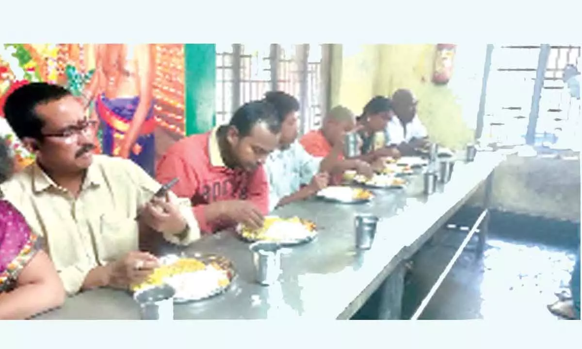 Visakha Seer condemns serving meals in steel plates at Annavaram temple