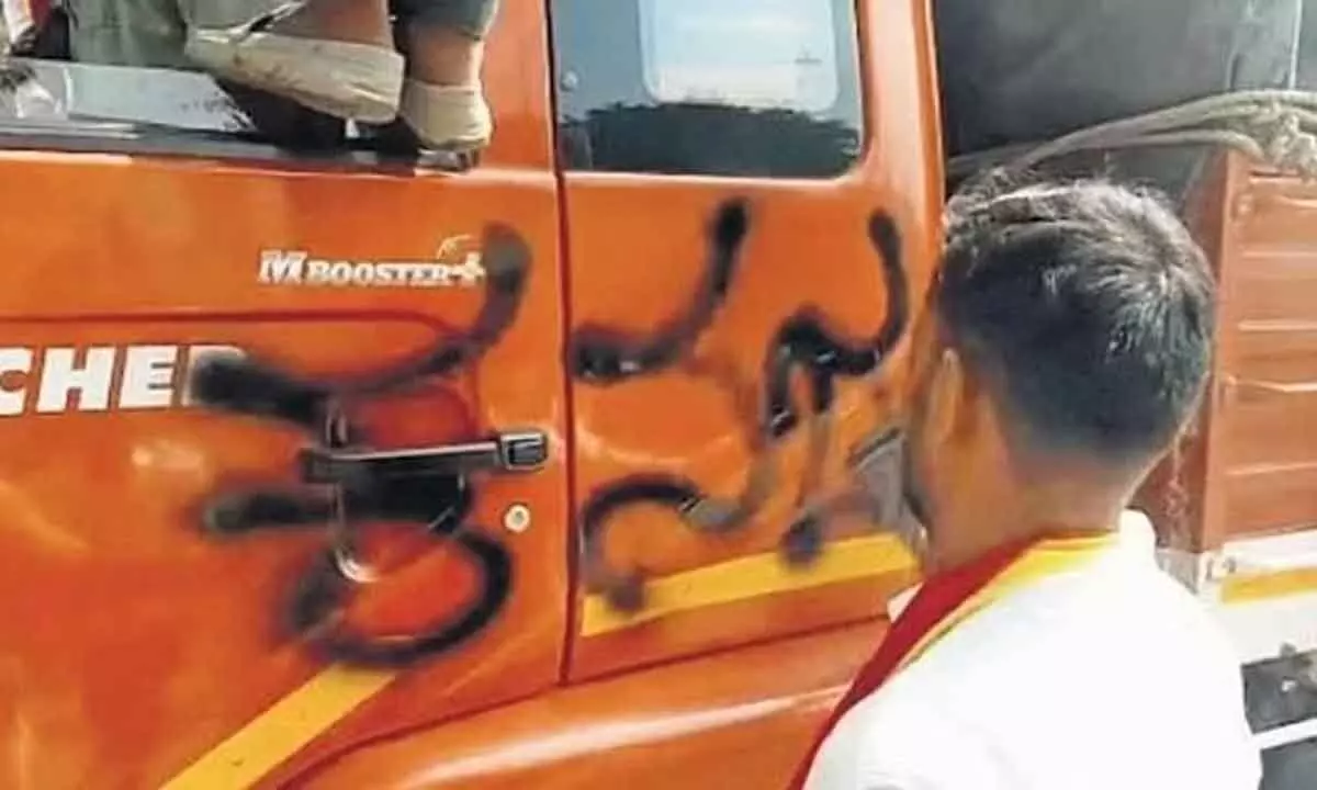 Black Paint Sprayed In Karnataka On Truck With Maharashtra Registration