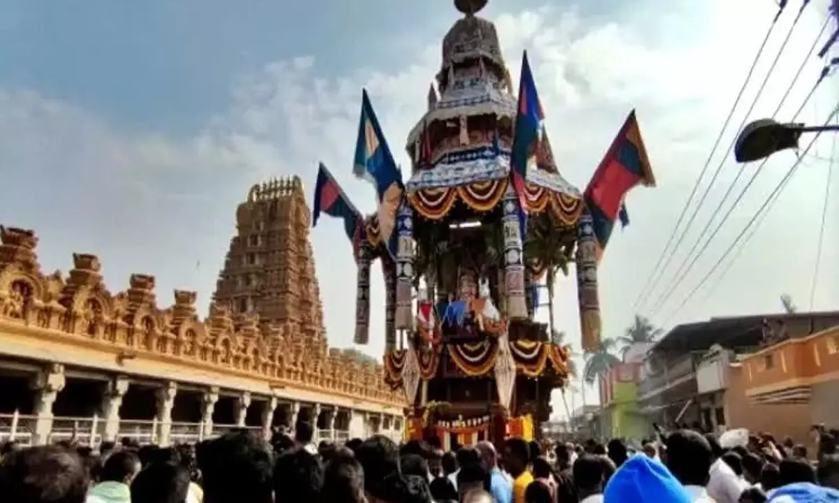 Thousands of devotees participate in annual car festival