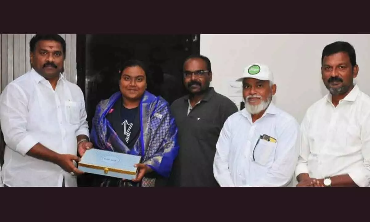 Mayor Kavati Siva Naga Manohar Naidu felicitating Nagam Jnana Divya, who won gold medal in power lifting championship, at Guntur on Friday