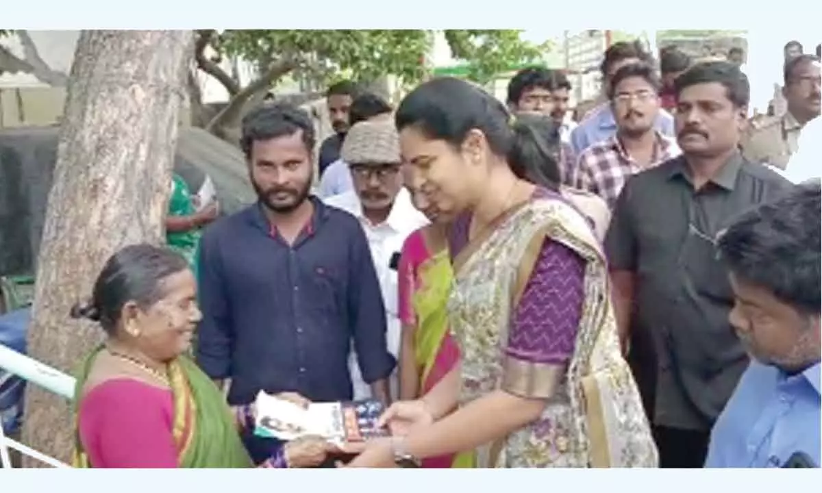 Medical and Health Minister Vidadala Rajini participating in ‘Gadapa Gadapaku Mana Prabhutvam’ programme in Chilakaluripet on Friday