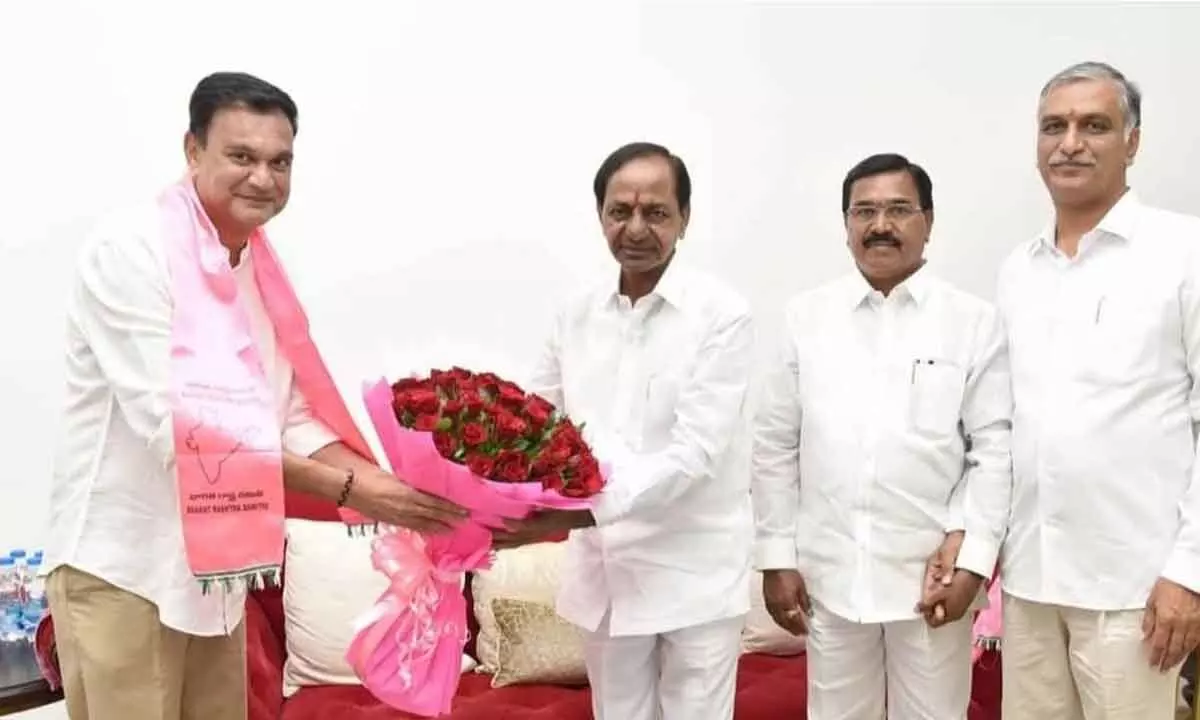 Congress leader and ex-MLA Challa Venkat Rami Reddy meets Chief Minister K Chandrashekhar Rao and ministers Harish Rao and Singireddy Niranjan Reddy, in Hyderabad on Friday