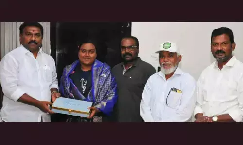 Mayor Kavati Siva Naga Manohar Naidu felicitating Nagam Jnana Divya, who won gold medal in power lifting championship, at Guntur on Friday