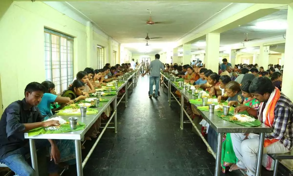 Use of banana leaves for serving Anna Prasadam restored