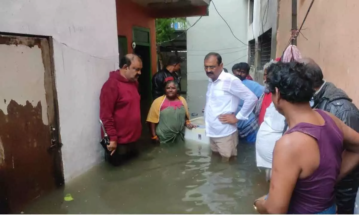 Mandous-induced heavy rains hit normal life in pilgrim city