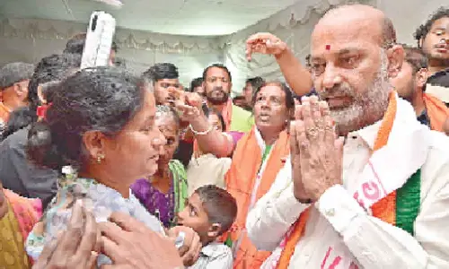 Bandis poser to KCR on Gulf workers fund