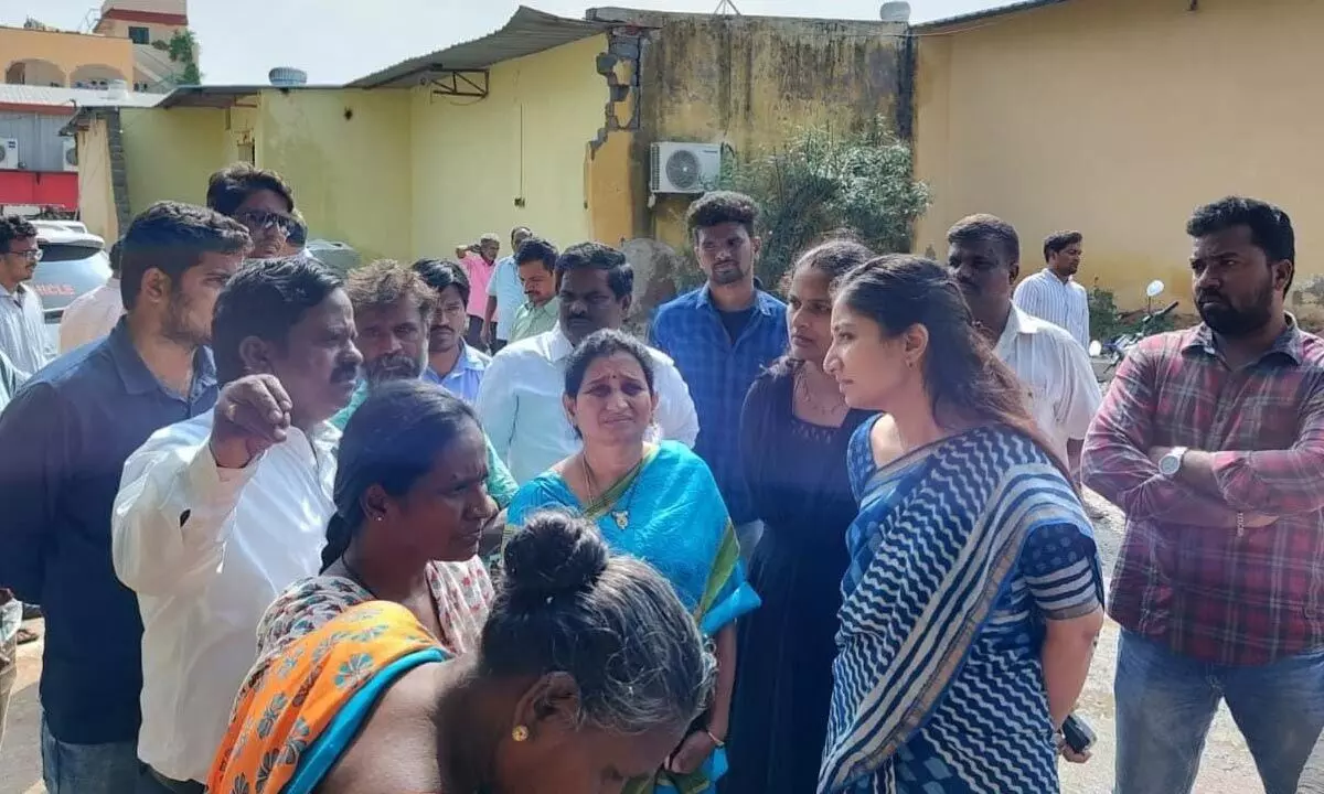 Municipal Commissioner Anupama Anjali interacting with residents at Gollavanigunta road in Tirupati on Tuesday