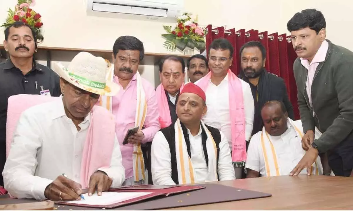 Chief Minister K Chandrashkar Rao signing a document marking the inauguration of BRS central office in Delhi on Wednesday. Samajwadi Party leader Akhilesh Yadav and JD (S) leader HD Kumaraswamy and other leaders are also seen