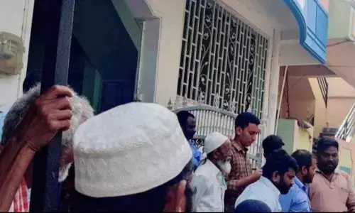 Sramadan colony residents staging a protest in front of village and ward secretariat in Nandyal on Wednesday.