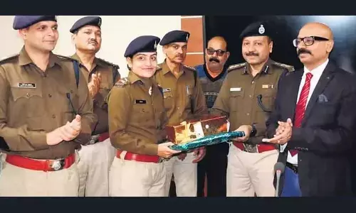 Subedar Sonam Parashar being felicitated by IG and SP, Gwalior.