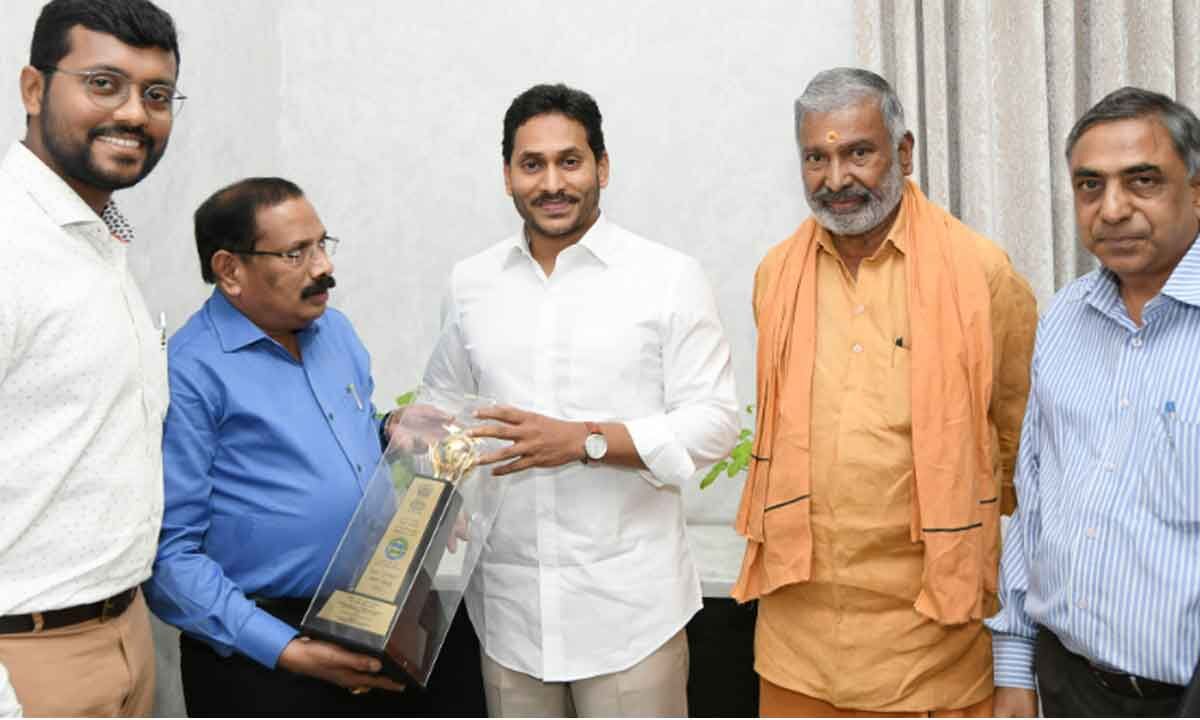 Jagan pats Energy dept for bagging national award