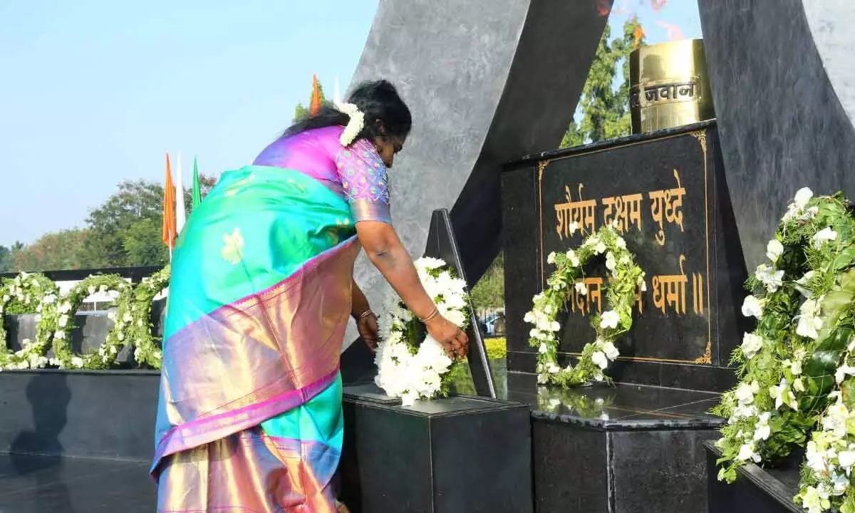 Tributes paid to brave hearts on occasion of Vijay Diwas