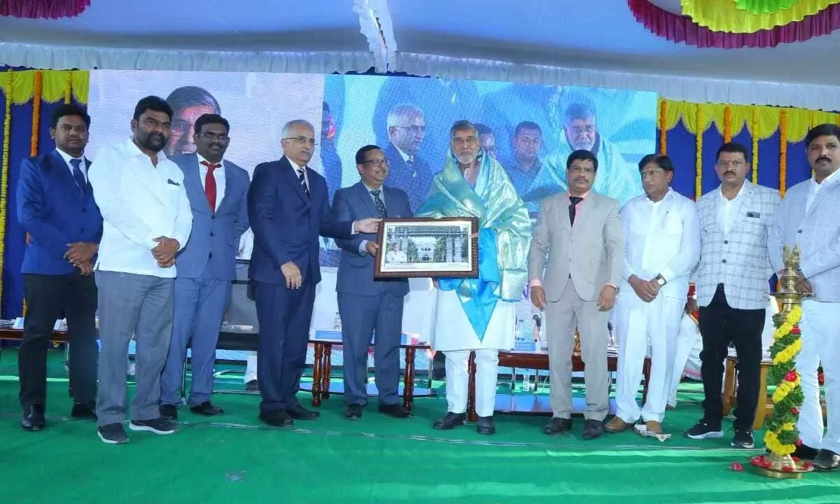 Nobel Peace Laureate and crusader of child rights Kailash Satyarthi being felicitated at a judiciary programme organised on the premises of Warangal Bar Association in Hanumakonda on Sunday