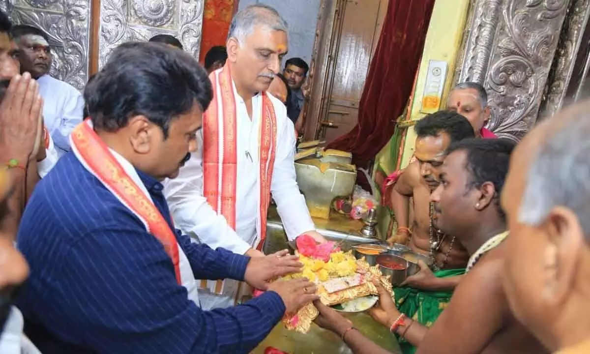 Harish Rao presents gold crown to Komuravelli temple