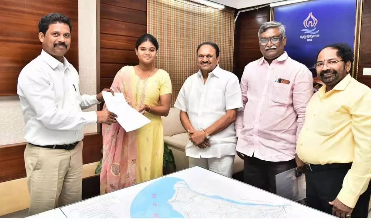 Archer Jyothi Surekha handing over her joining report to NTR District Collector Dilli Rao in Vijayawada on Monday