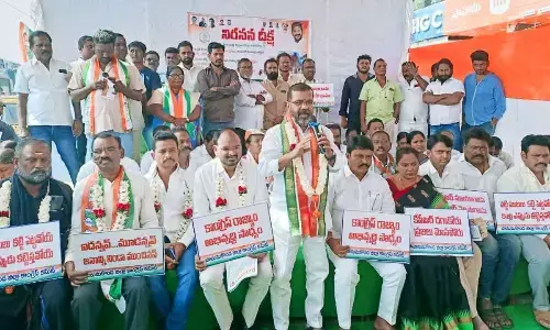 Hanumakonda DCC president Naini Rajender Reddy speaking at a dharna in Kazipet on Monday