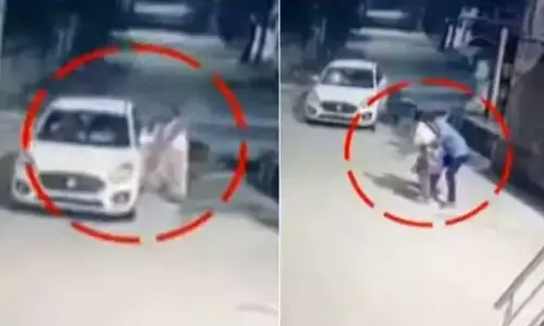 A few unidentified persons kidnapped a girl in broad daylight in front of her father