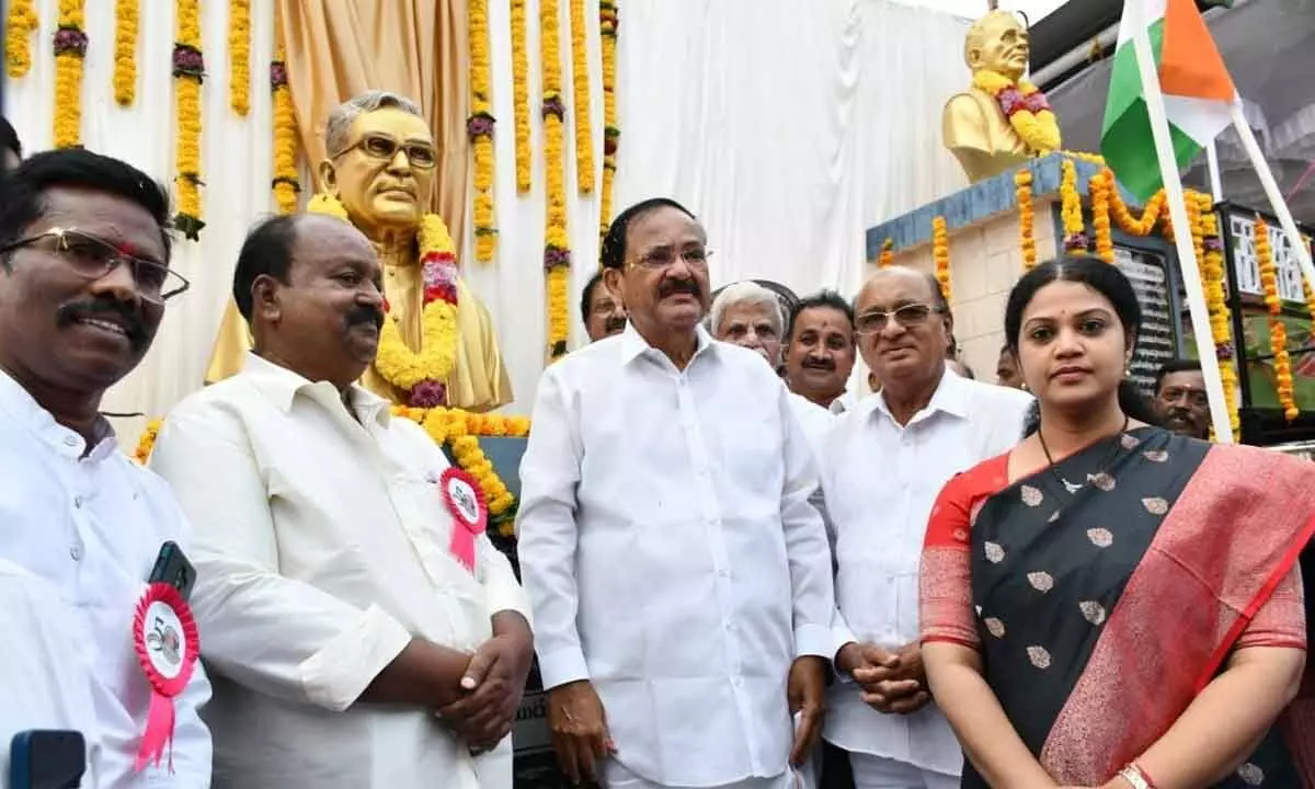 Former Vice-President M Venkaiah Naidu unveiling statue of Theneti Viswanadam at Andhra Kesari Centenary Junior College in Rajamahendravaram on Thursday