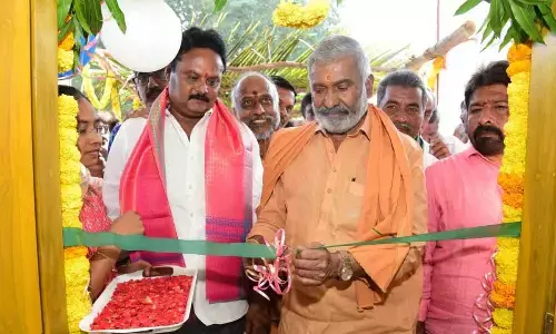 Energy Minister P Ramachandra Reddy inaugurating Sachivalayam building at Magundlapalli village on Thursday
