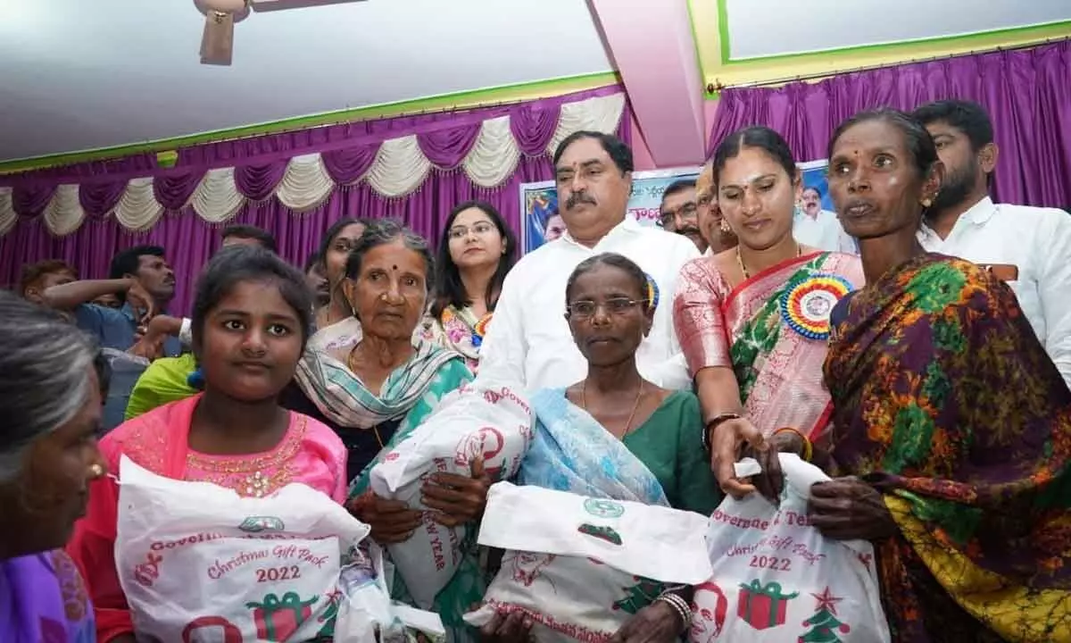 Minister for Panchayat Raj and Rural Development Errabelli Dayakar Rao at the distribution of clothes to Christians at Pedda Vangara in Mahabubabad district on Friday