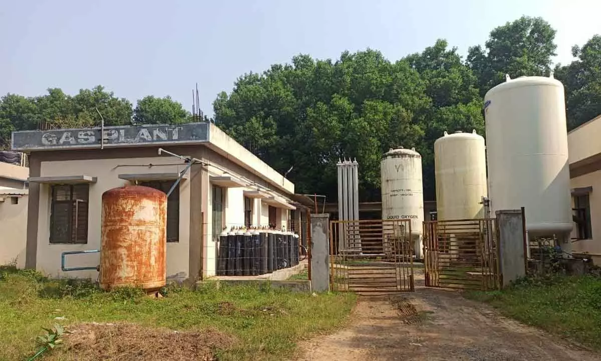 Oxygen gas storage towers at GGH Ongole