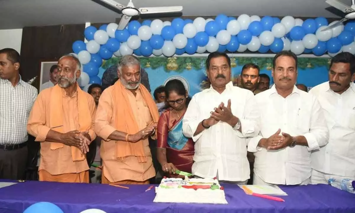 Deputy Chief Minister K Narayana Swamy, Energy Minister P Ramachandra Reddy and others cutting a cake at a function held on the eve of Christmas celebrations at the Collectorate in Chittoor on Saturday.